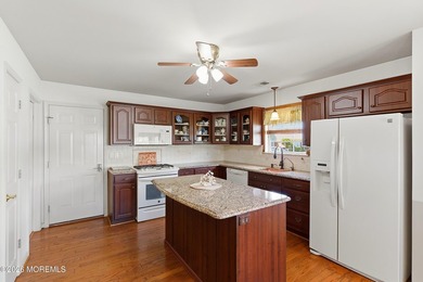 Welcome to the desirable Lake Ridge community! This spacious - photo 8