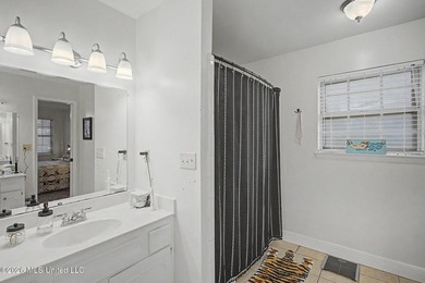 Absolutely precious and move-in ready! This charming 2-bedroom - photo 11