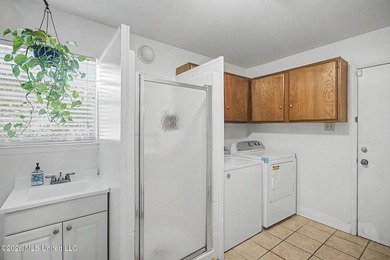 Absolutely precious and move-in ready! This charming 2-bedroom - photo 19