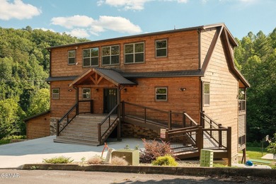 This stunning mountain home w/ 4 bedrooms 4 full bathrooms, 2 - photo 1