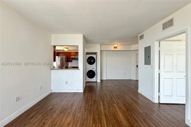 Bright one bedroom one bath apartment with amazing views in a - photo 2