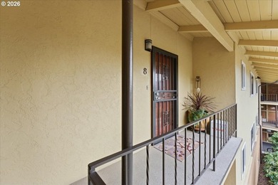Beautifully renovated Shoreside East THIRD FLOOR mid-century one - photo 3