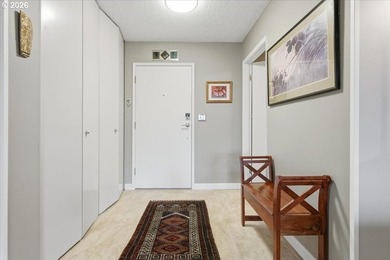 Beautifully renovated Shoreside East THIRD FLOOR mid-century one - photo 4