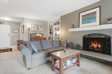 Beautifully renovated Shoreside East THIRD FLOOR mid-century one - photo 7