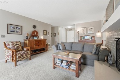 Beautifully renovated Shoreside East THIRD FLOOR mid-century one - photo 8