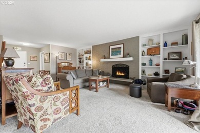 Beautifully renovated Shoreside East THIRD FLOOR mid-century one - photo 9