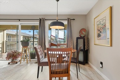 Beautifully renovated Shoreside East THIRD FLOOR mid-century one - photo 10