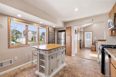 Welcome to this lovely two story Colonial in desirable - photo 3