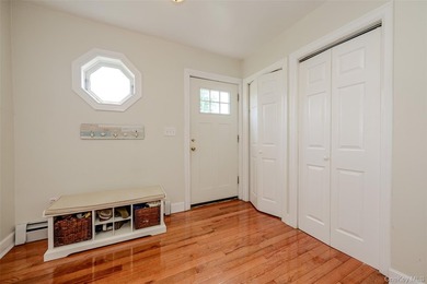Move right into this beautifully renovated (2017) 3-bedroom - photo 2