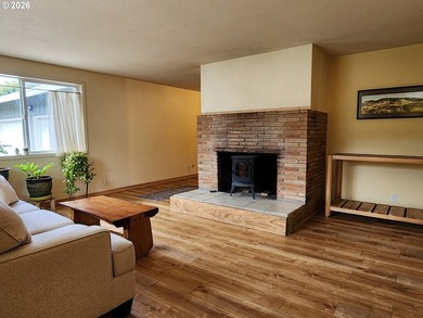 Welcome home to this well-maintained 3-bedroom, 2-bath property - photo 6