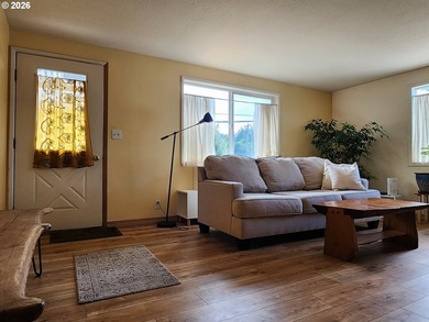 Welcome home to this well-maintained 3-bedroom, 2-bath property - photo 7