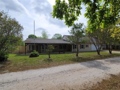 SANDY BEACHES. BLUE WATER, GREAT FISHING, THIS ONE HAS IT ALL!! - Lake Home For Sale in Eufaula, Oklahoma