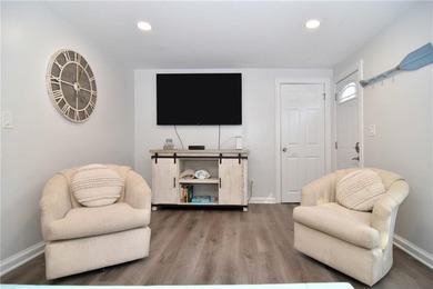 Located in the heart of Narragansett Pier. Beautifully renovated - photo 6