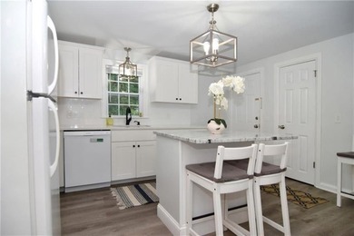 Located in the heart of Narragansett Pier. Beautifully renovated - photo 8