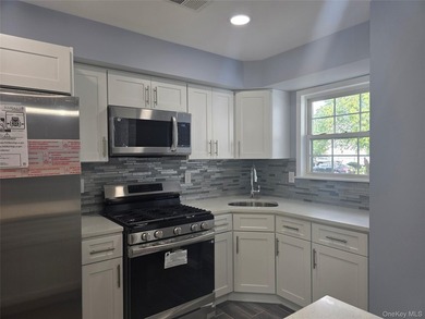 Newly renovated townhouse - bright, modern living in a great - photo 2