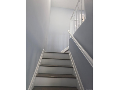 Newly renovated townhouse - bright, modern living in a great - photo 3