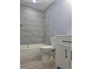 Newly renovated townhouse - bright, modern living in a great - photo 6