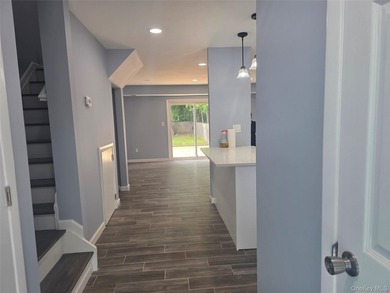 Newly renovated townhouse - bright, modern living in a great - photo 8