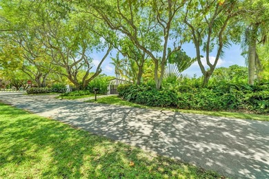 STUNNINGLY REMODELED RESIDENCE in the heart of Pinecrest set on - photo 3