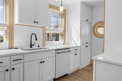 Location is everything in Newport and this unit puts you right - photo 3