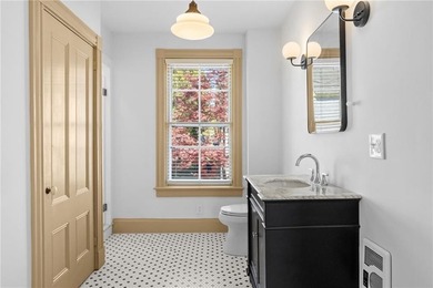 Location is everything in Newport and this unit puts you right - photo 10
