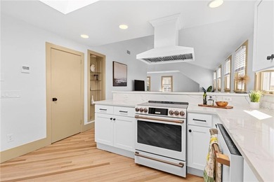 Unmatched views define this top-floor residence. Perched above - photo 3