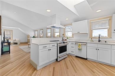 Unmatched views define this top-floor residence. Perched above - photo 4