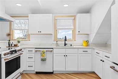 Unmatched views define this top-floor residence. Perched above - photo 5