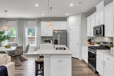 Beautifully maintained and showing like new, this home offers - photo 11