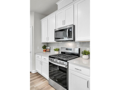 Beautifully maintained and showing like new, this home offers - photo 12