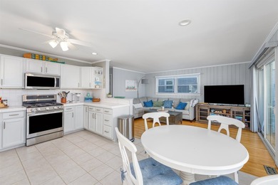 Outstanding Bay Views! Classic Avalon opportunity just blocks - photo 16