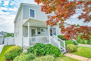 Welcome to this beautifully updated Colonial in the heart of - photo 1