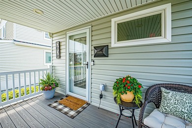 Welcome to this beautifully updated Colonial in the heart of - photo 2