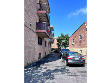 It's a rare spacious office in Flushing, featuring 912sqft of - photo 2