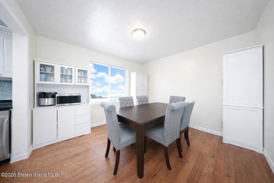 Welcome to 32 Amanda Ct, a spacious townhouse located in the - photo 14