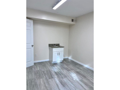It's a rare spacious office in Flushing, featuring 912sqft of - photo 6