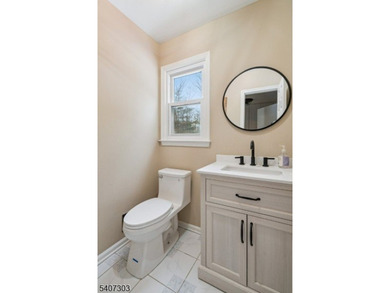 Beautifully updated Classic Colonial set on a quiet cul-de-sac - photo 17