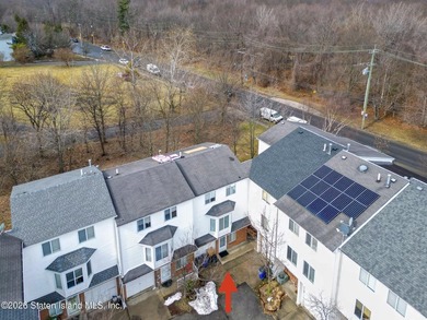 Welcome to 32 Amanda Ct, a spacious townhouse located in the - photo 18