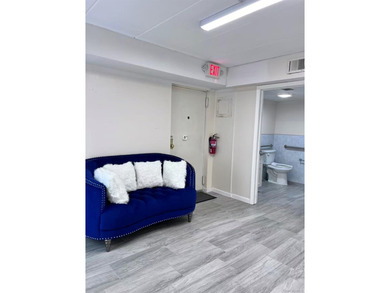 It's a rare spacious office in Flushing, featuring 912sqft of - photo 9