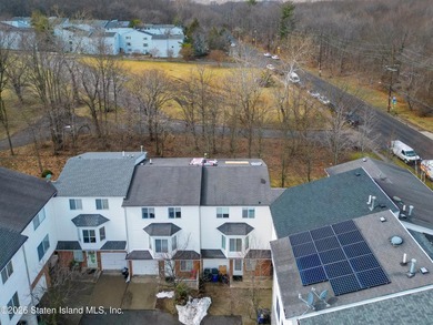 Welcome to 32 Amanda Ct, a spacious townhouse located in the - photo 19