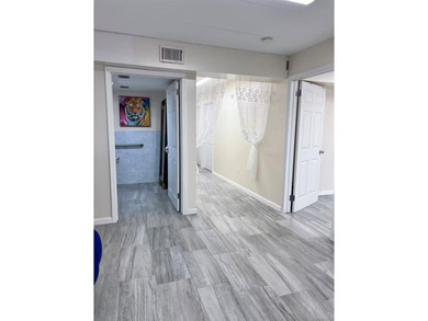 It's a rare spacious office in Flushing, featuring 912sqft of - photo 10