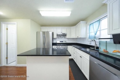 Welcome to 32 Amanda Ct, a spacious townhouse located in the - photo 20