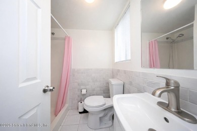 Welcome to 32 Amanda Ct, a spacious townhouse located in the - photo 21