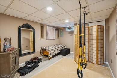 Beautifully updated Classic Colonial set on a quiet cul-de-sac - photo 35