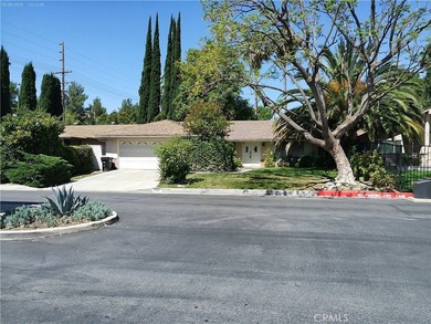 Bring your personal touch to unlock this home's true potential - photo 1