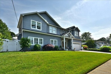 Welcome To 28 Red Oak Place In Massapequa! This Beautifully - photo 4
