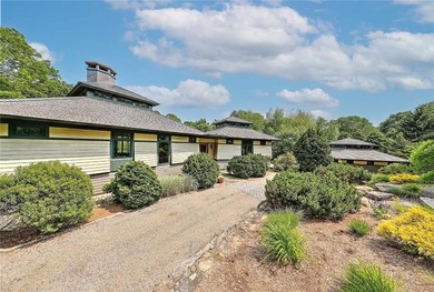 This custom-built Contemporary home designed by the world-famous - photo 4