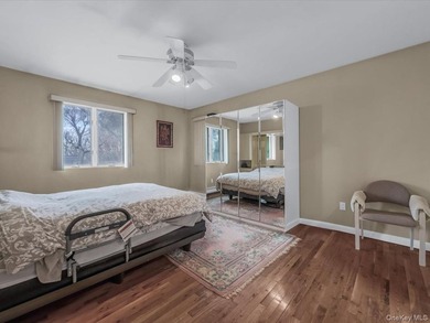 Beautiful Center Hall Colonial on Private Cul-de-Sac in Kings - photo 12