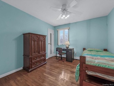 Beautiful Center Hall Colonial on Private Cul-de-Sac in Kings - photo 14