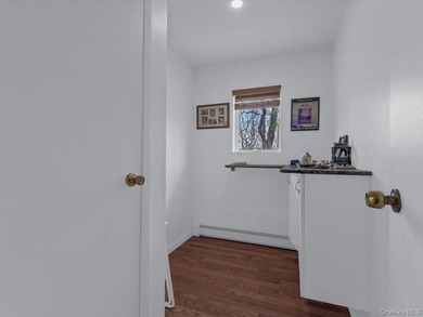 Beautiful Center Hall Colonial on Private Cul-de-Sac in Kings - photo 17